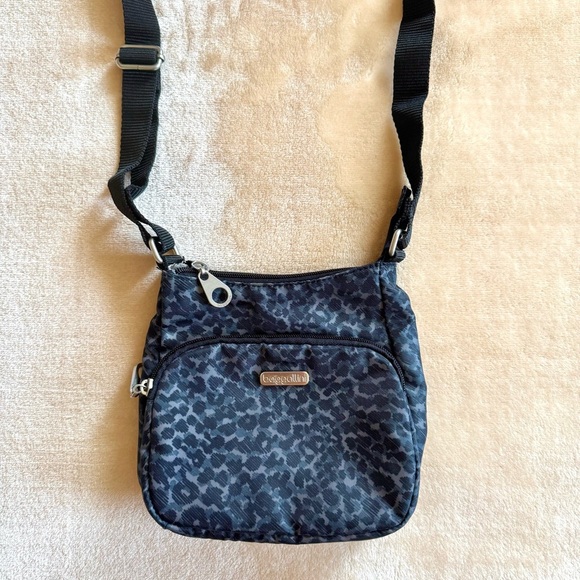 Black Leopard Baggallini Crossbody Bag - Picture 2 of 5